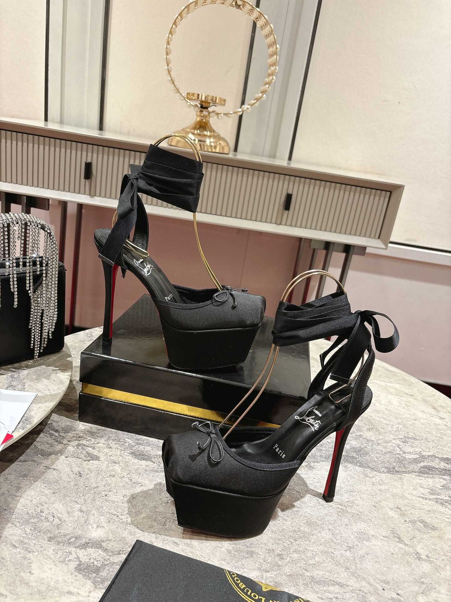 Christian Louboutin Cassia Lace Up Alta - FashionPlug