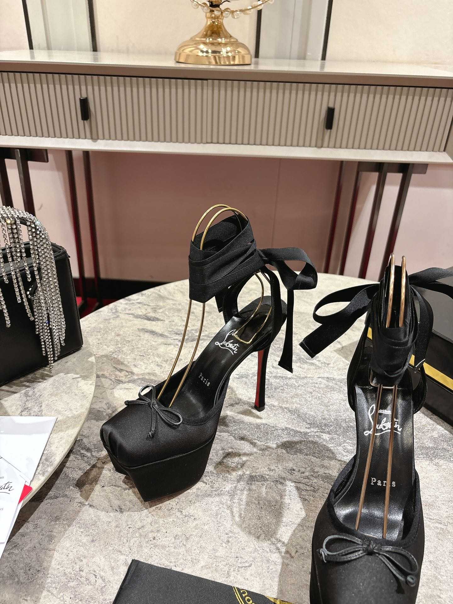 Christian Louboutin Cassia Lace Up Alta - FashionPlug