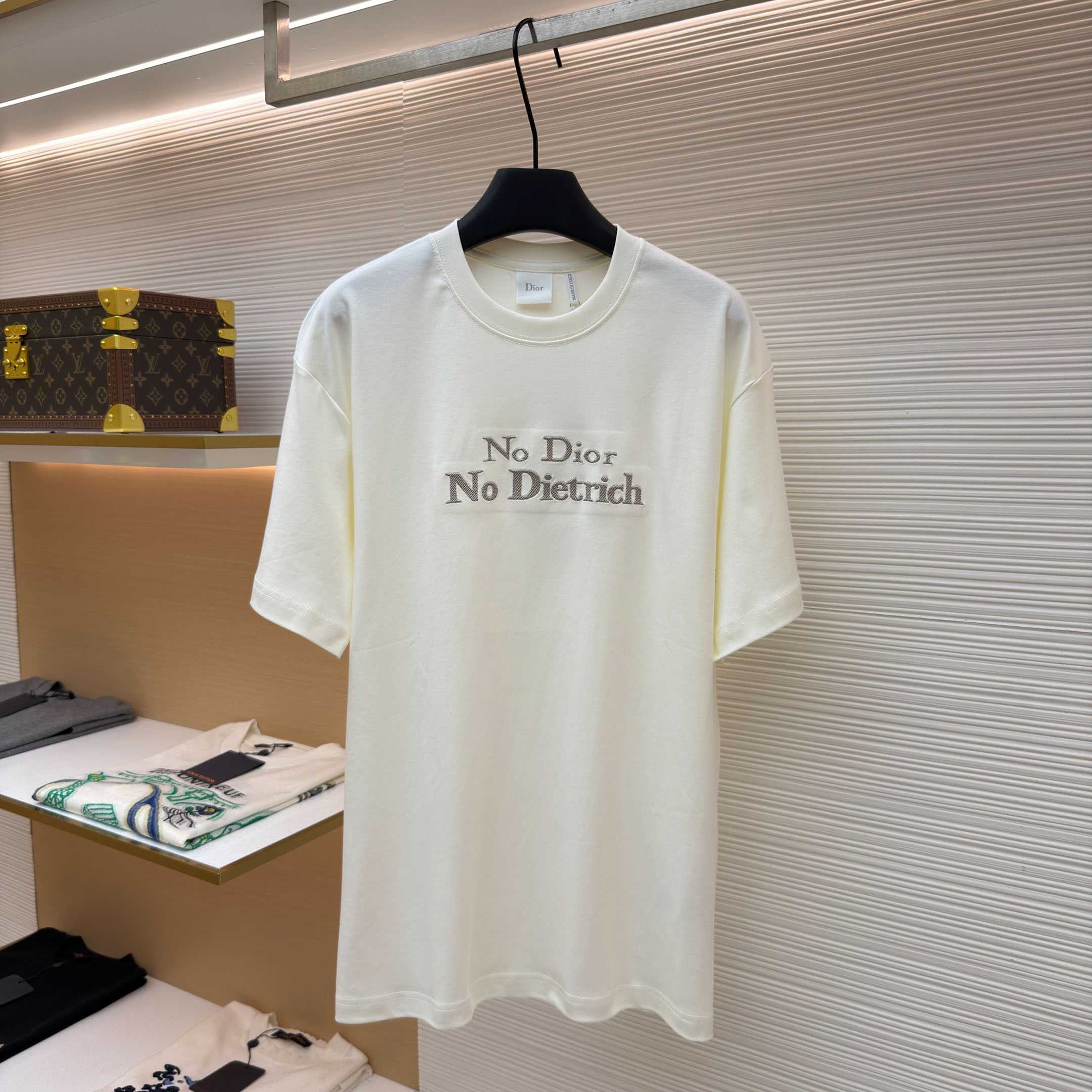  Dior T-shirt With Lettering - FashionPlug