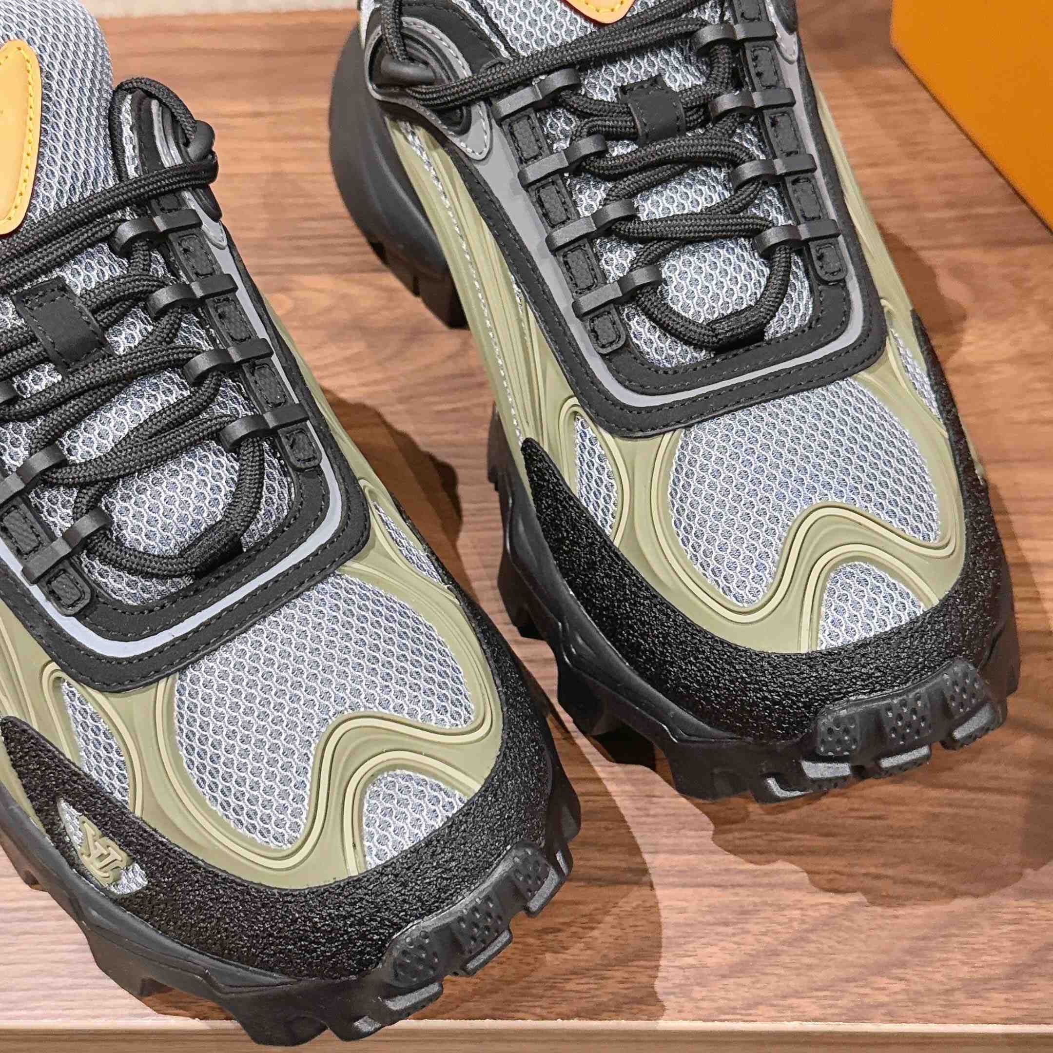 Louis Vuitton Summit Sneaker 1AJAFU - FashionPlug