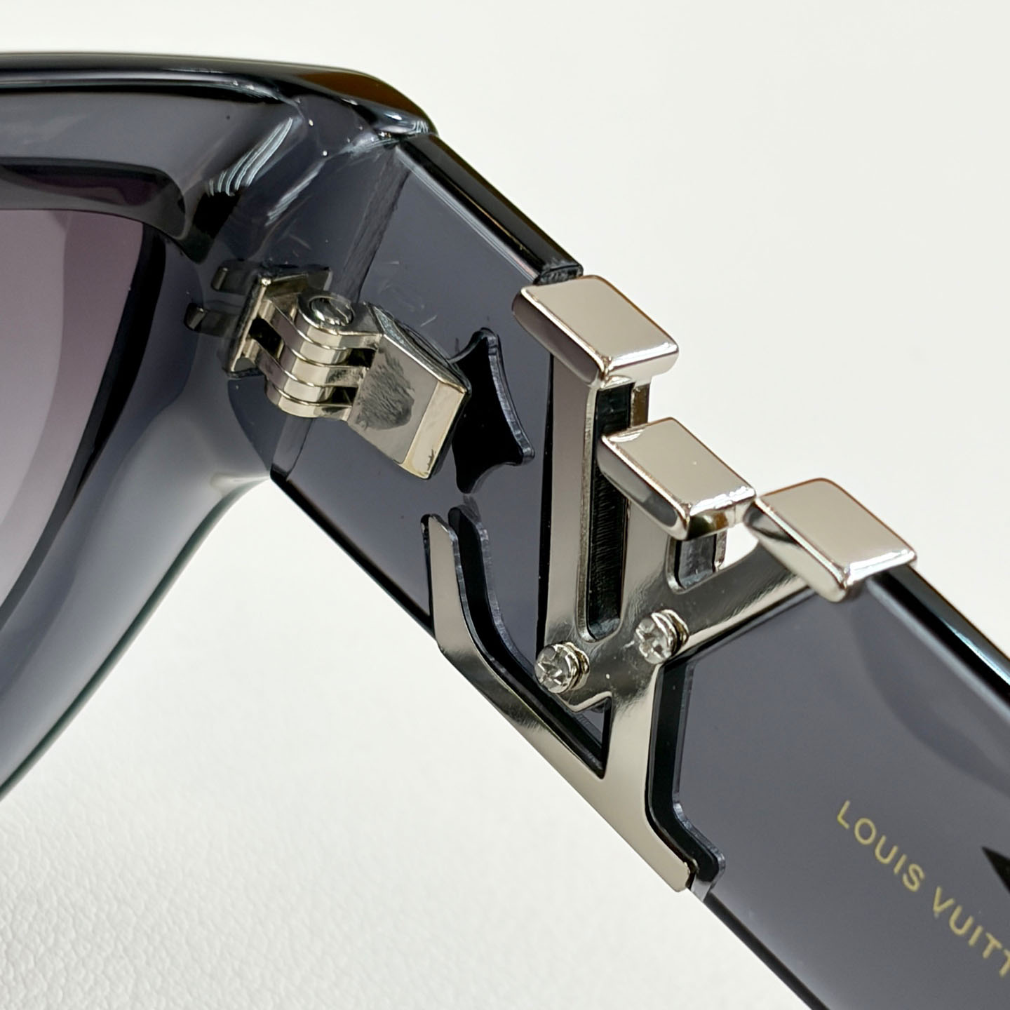 Louis Vuitton Sunglasses   Z2872U - FashionPlug