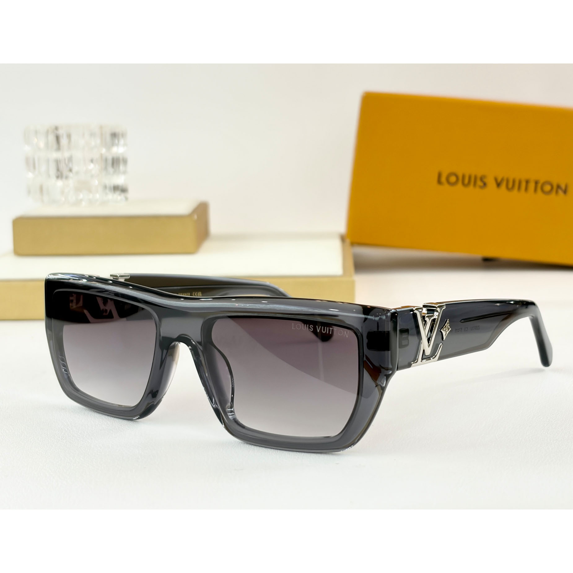 Louis Vuitton Sunglasses   Z2872U - FashionPlug
