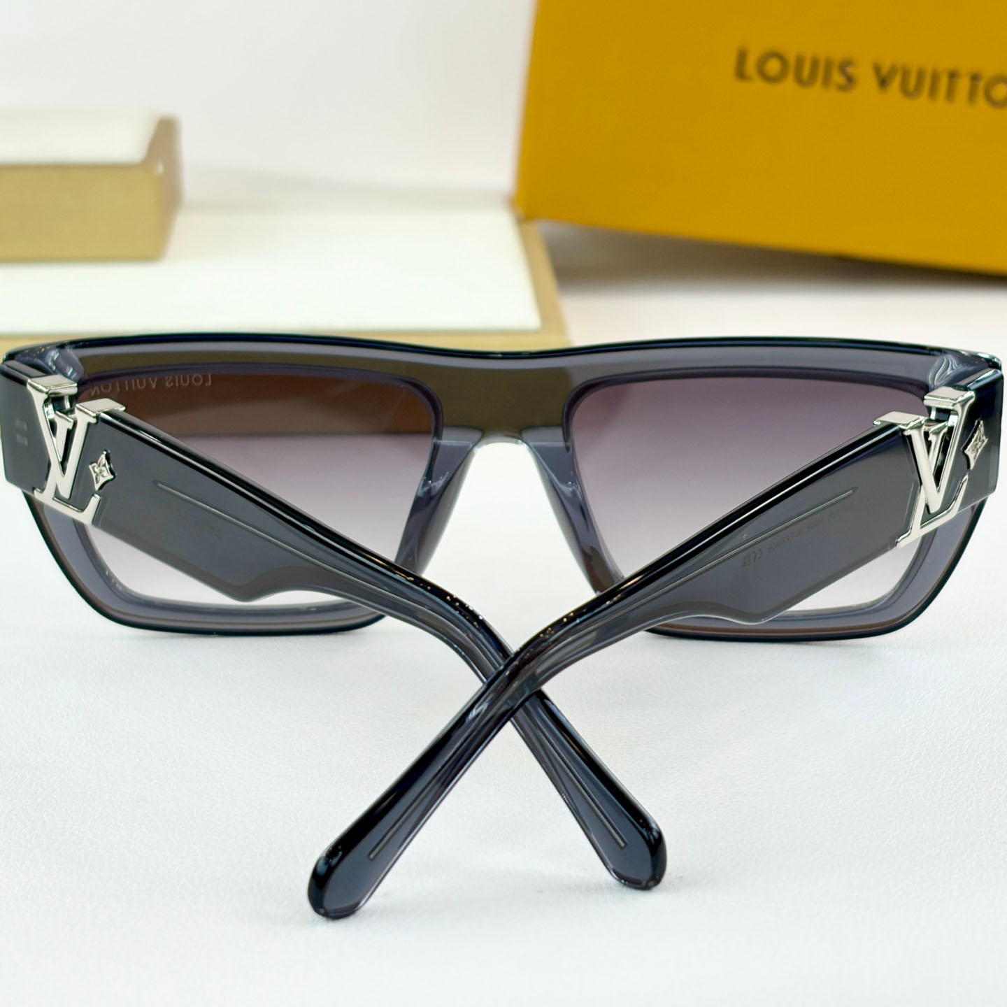 Louis Vuitton Sunglasses   Z2872U - FashionPlug