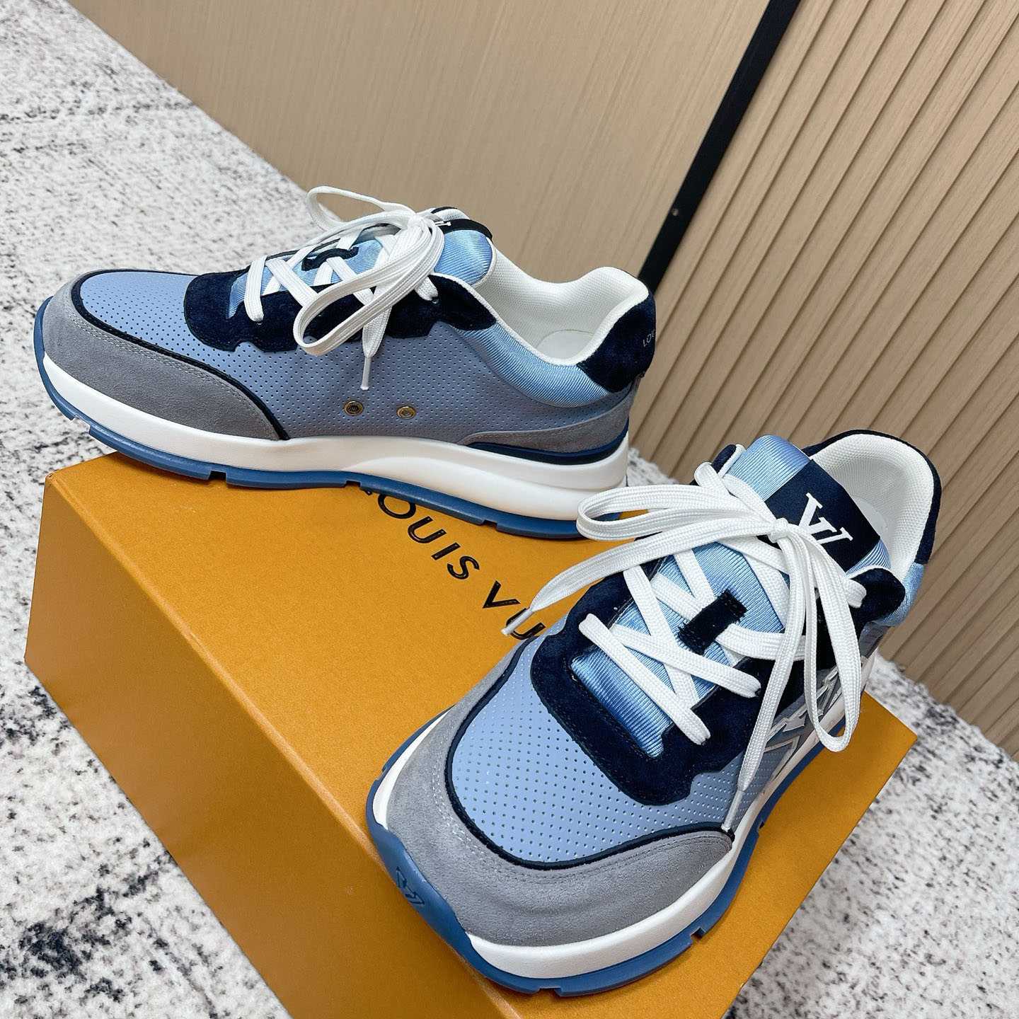 Louis Vuitton LV Classic Sneaker 1AIOJF - FashionPlug