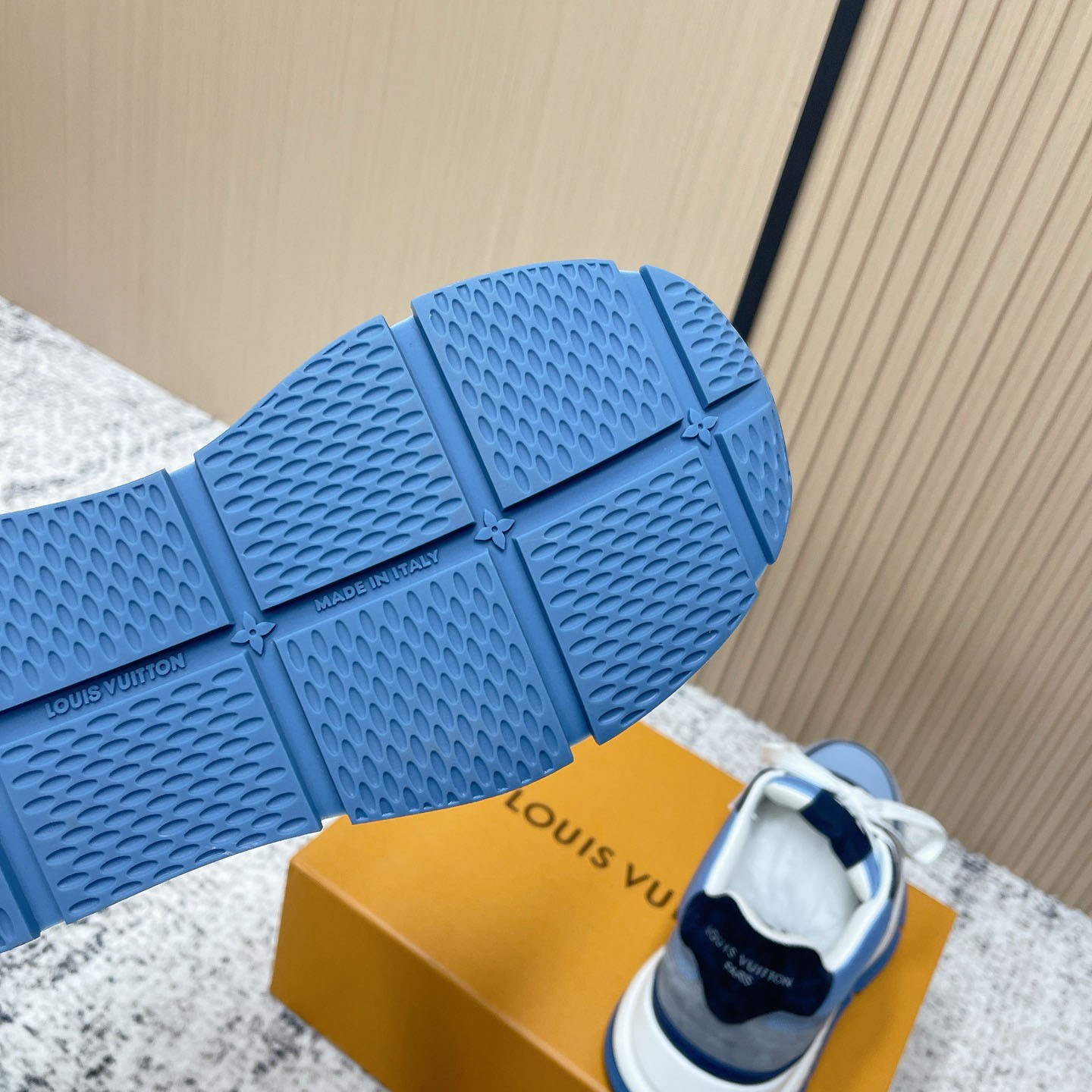 Louis Vuitton LV Classic Sneaker 1AIOJF - FashionPlug