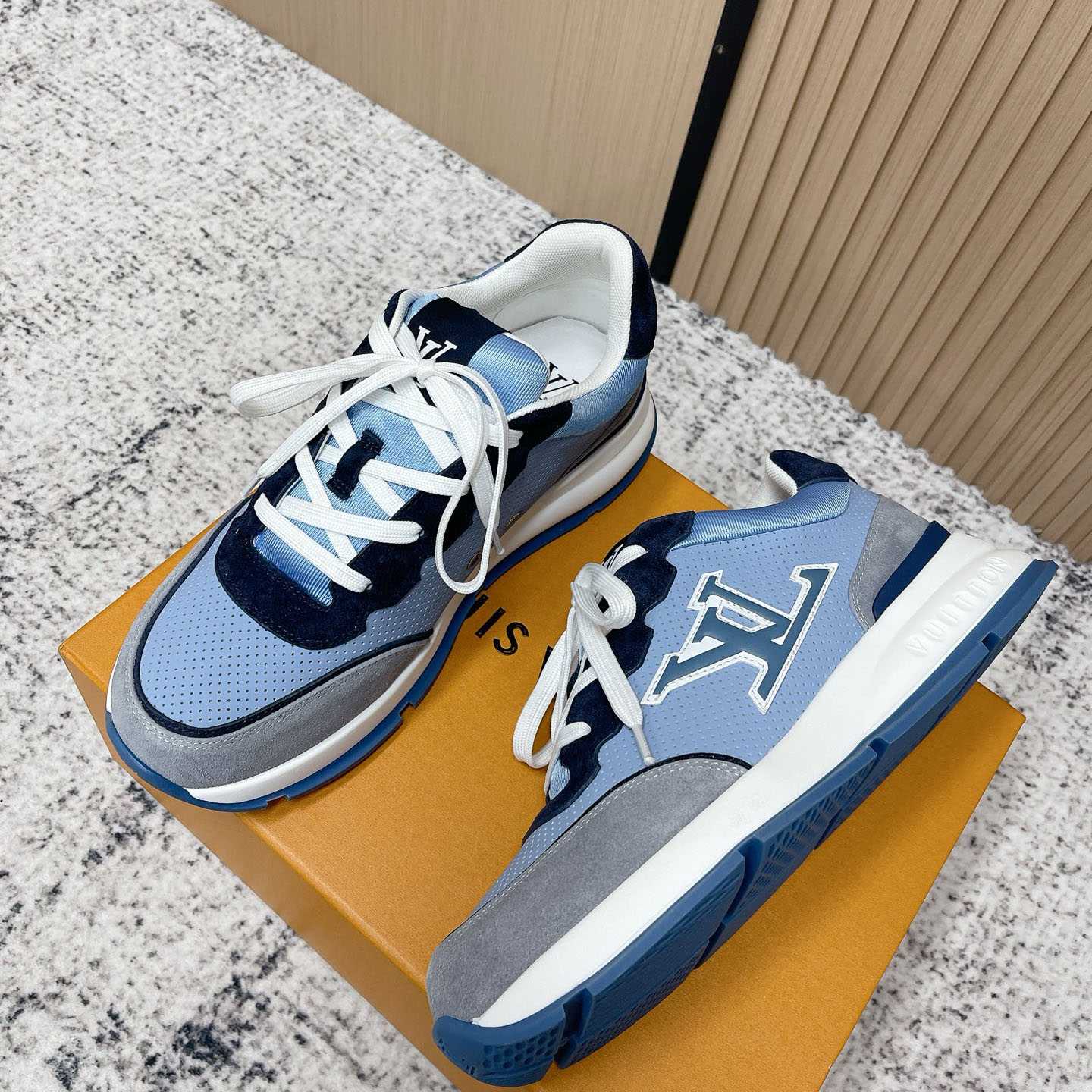 Louis Vuitton LV Classic Sneaker 1AIOJF - FashionPlug