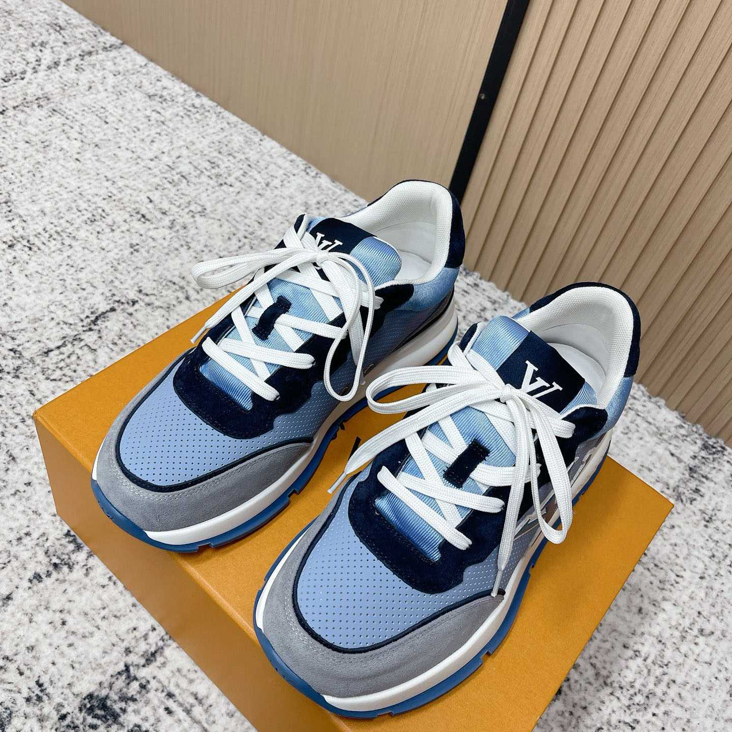 Louis Vuitton LV Classic Sneaker 1AIOJF - FashionPlug
