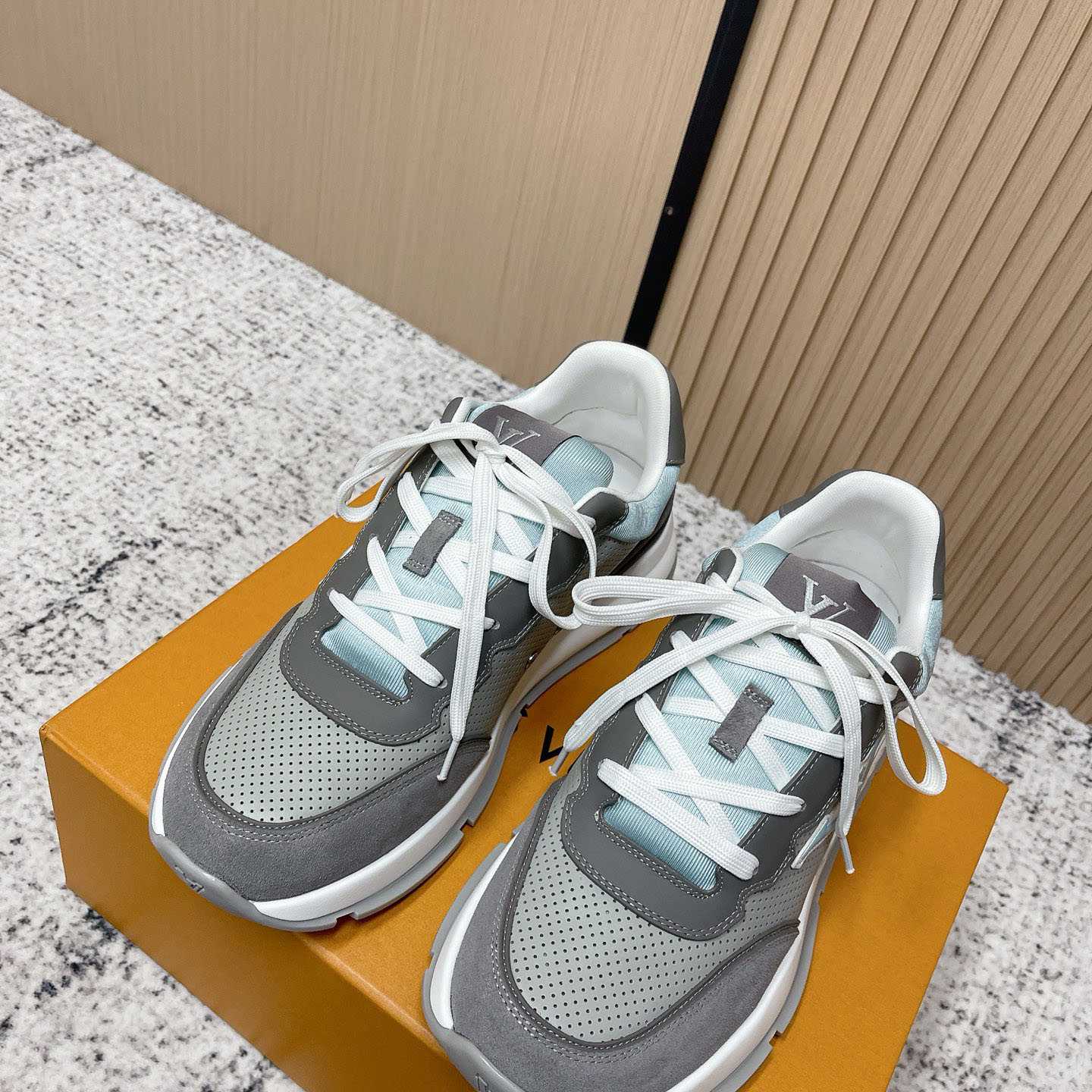 Louis Vuitton LV Classic Sneaker 1AIOGC - FashionPlug