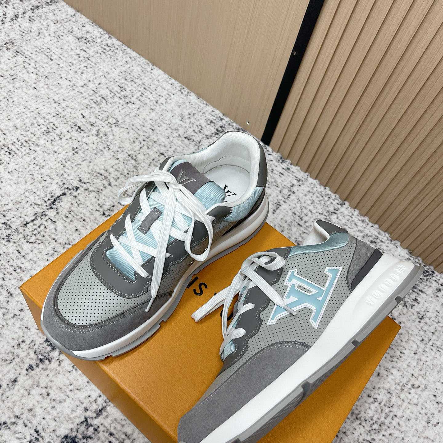 Louis Vuitton LV Classic Sneaker 1AIOGC - FashionPlug