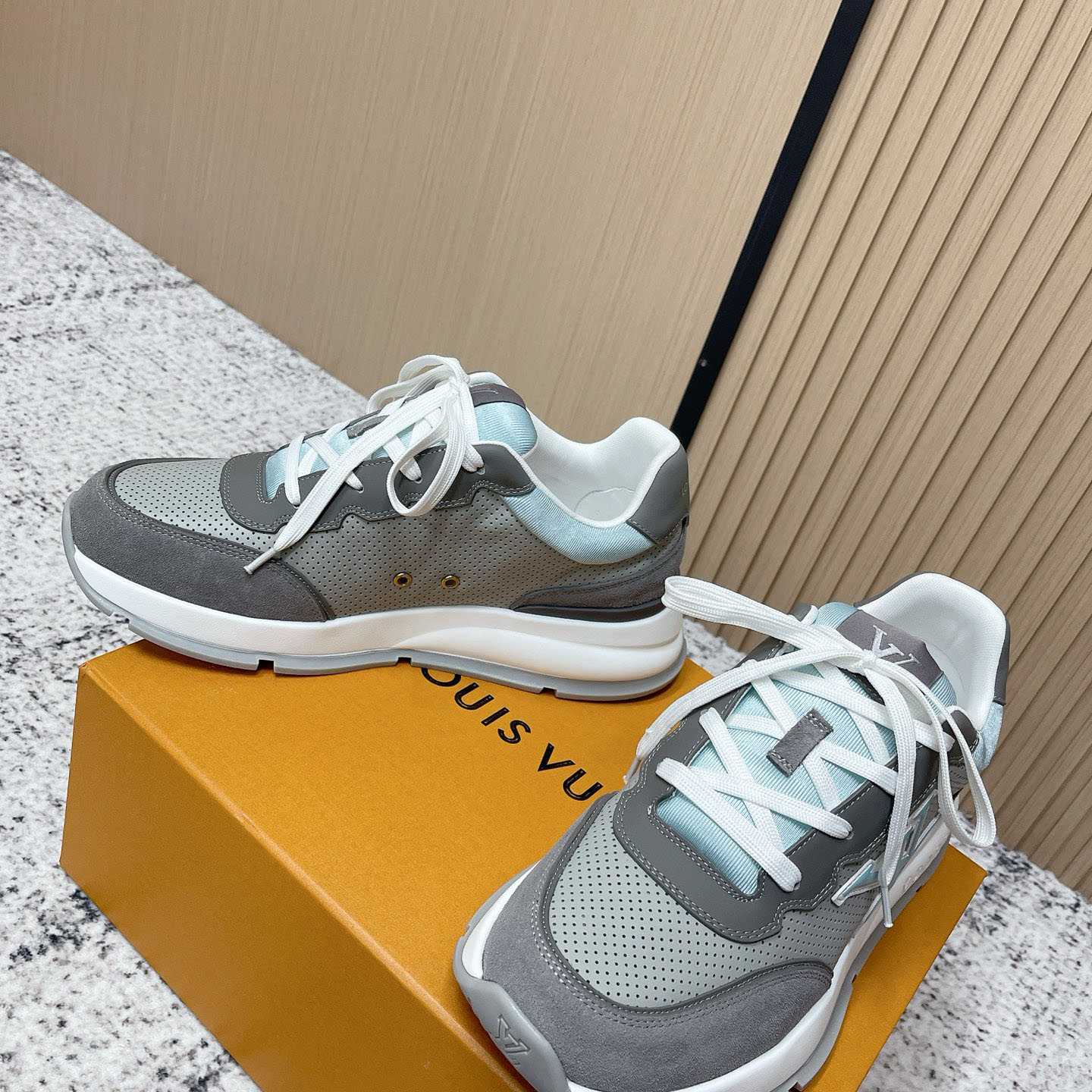 Louis Vuitton LV Classic Sneaker 1AIOGC - FashionPlug