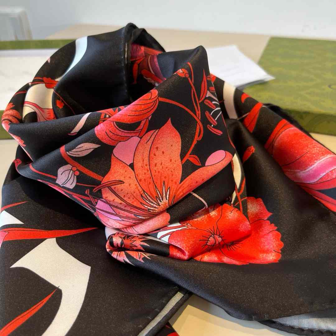 Gucci Floral Print Silk Carré Silk - FashionPlug