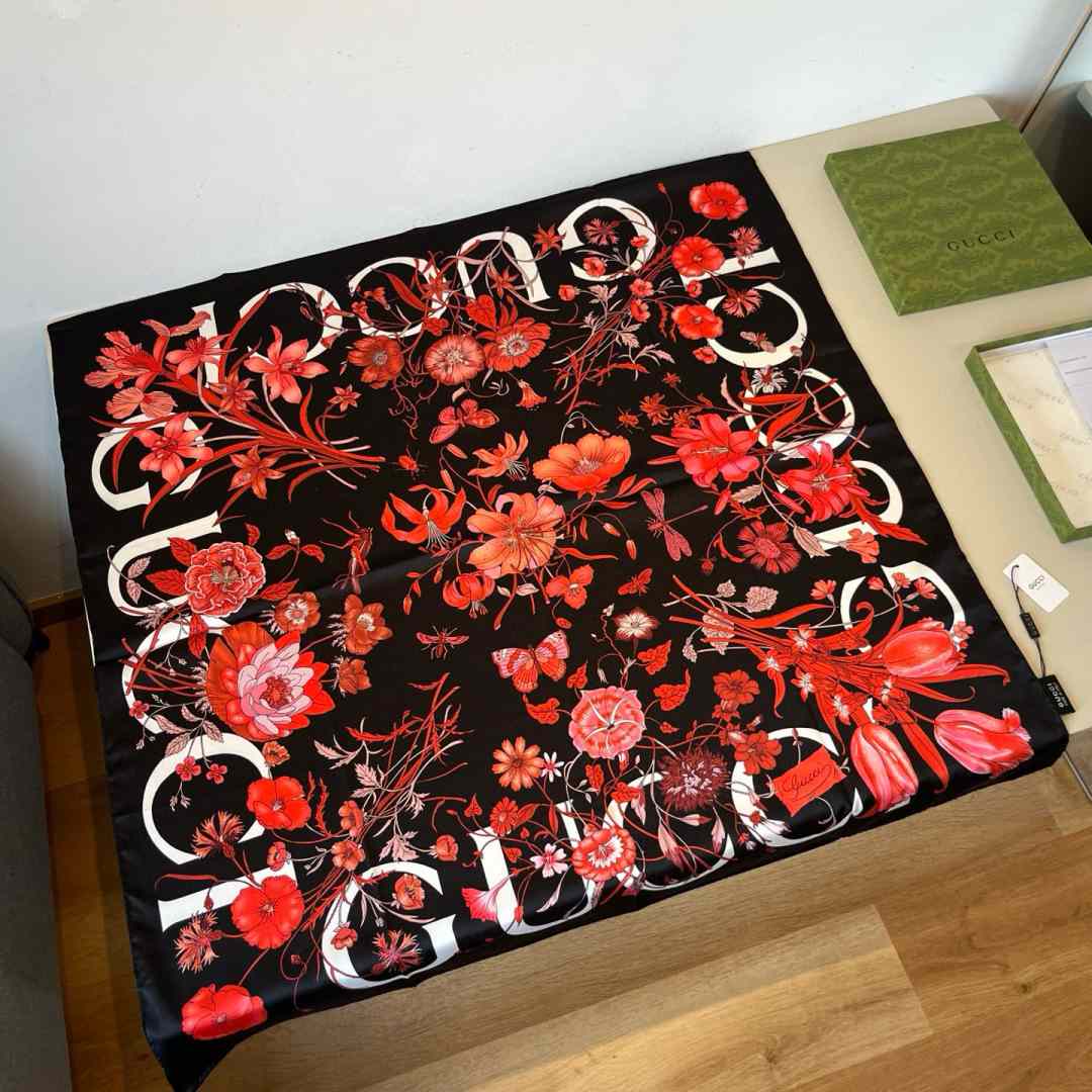 Gucci Floral Print Silk Carré Silk - FashionPlug