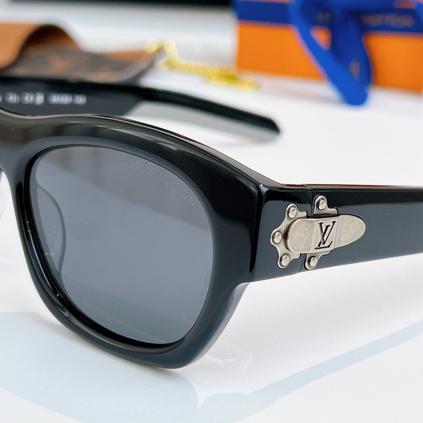 Louis Vuitton LV Frog Round Square Sunglasses - FashionPlug