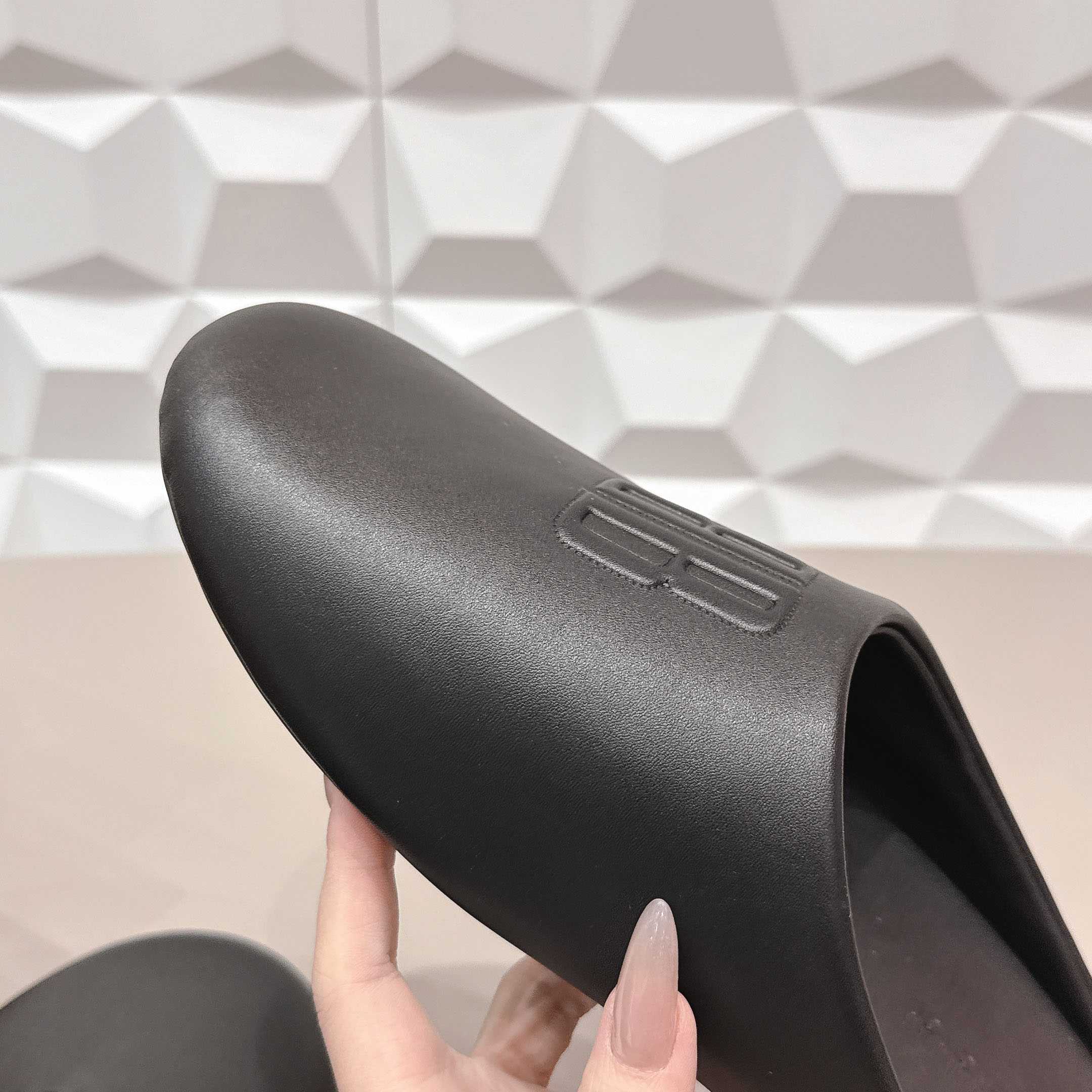 Balenciaga Château Flat Mules - FashionPlug