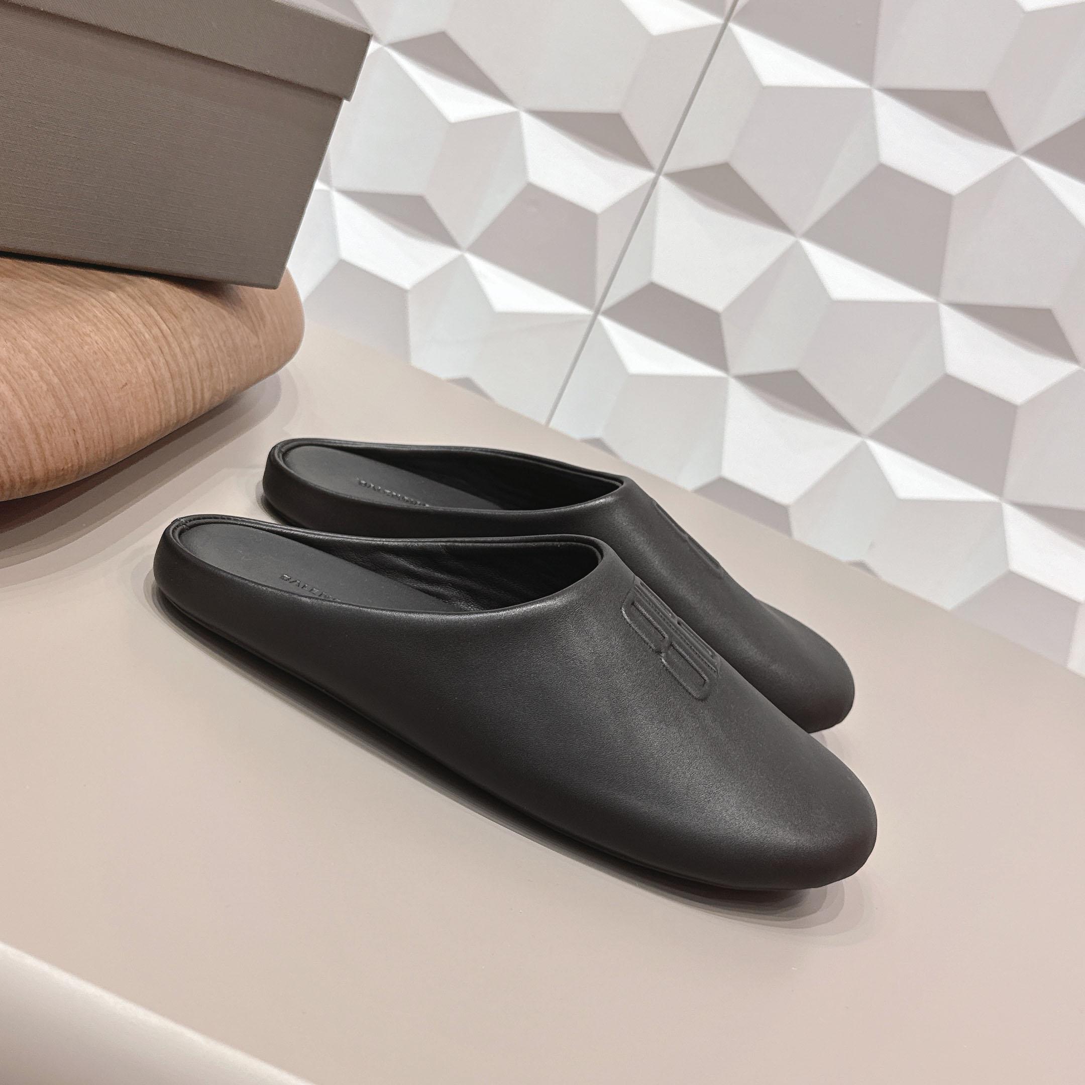Balenciaga Château Flat Mules - FashionPlug