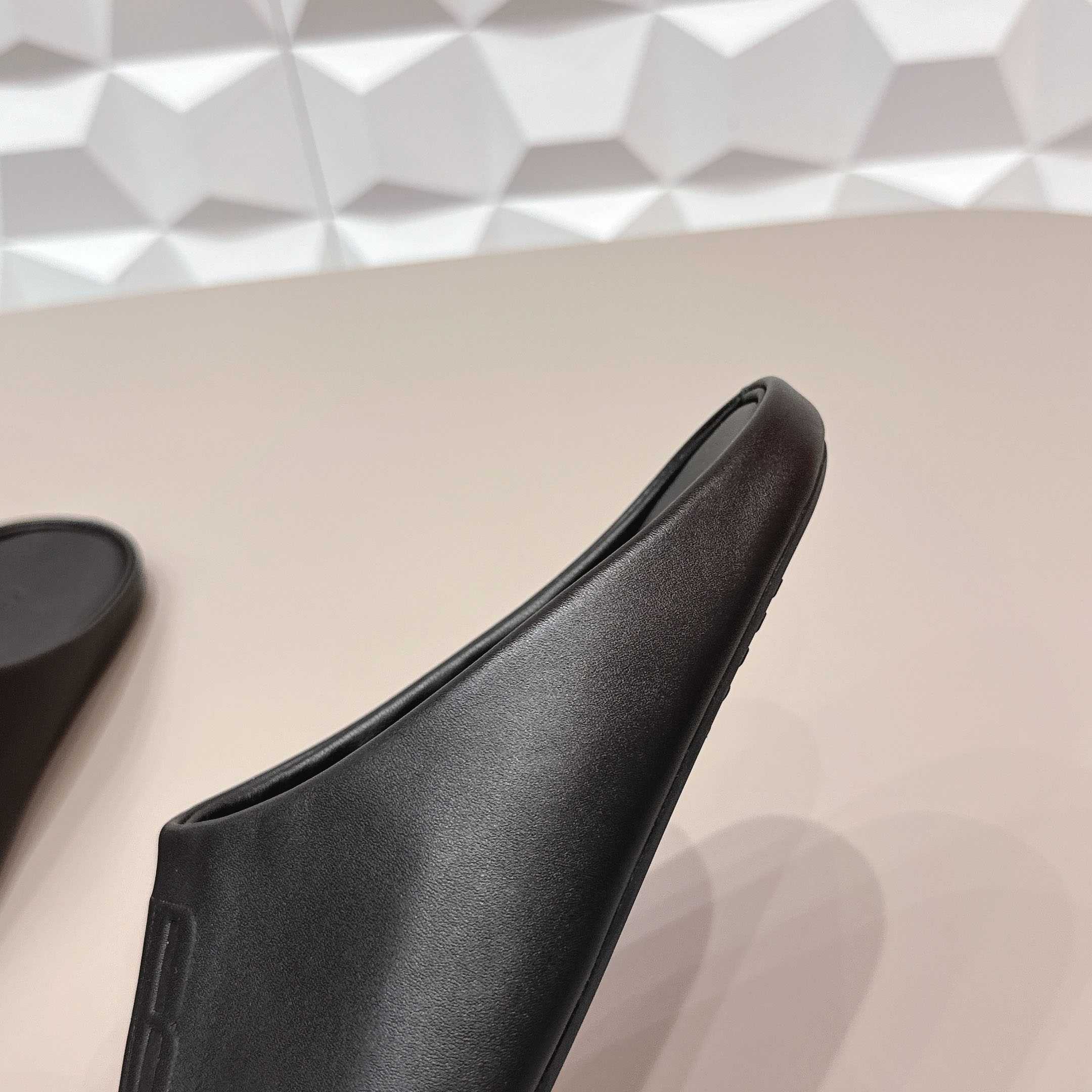 Balenciaga Château Flat Mules - FashionPlug