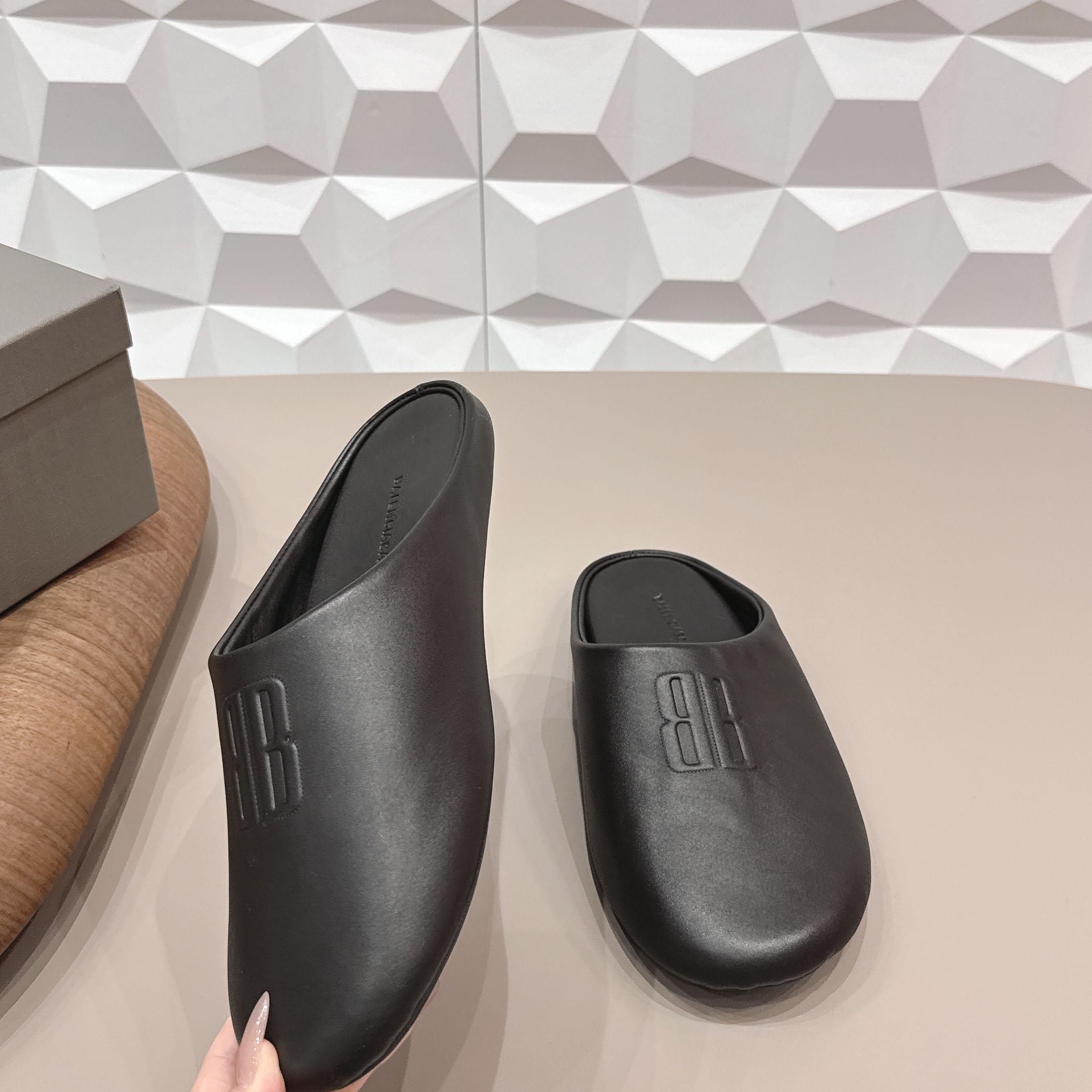 Balenciaga Château Flat Mules - FashionPlug