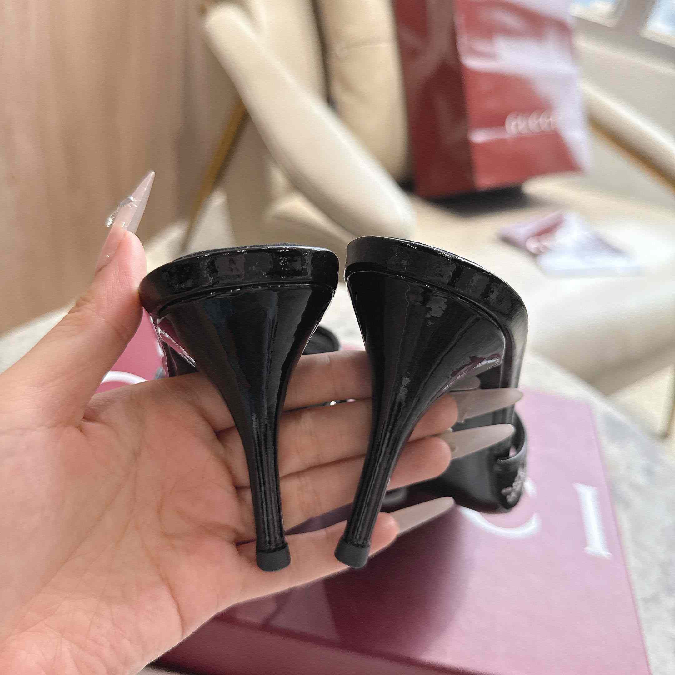 Gucci Women's crystal slide sandal - FashionPlug