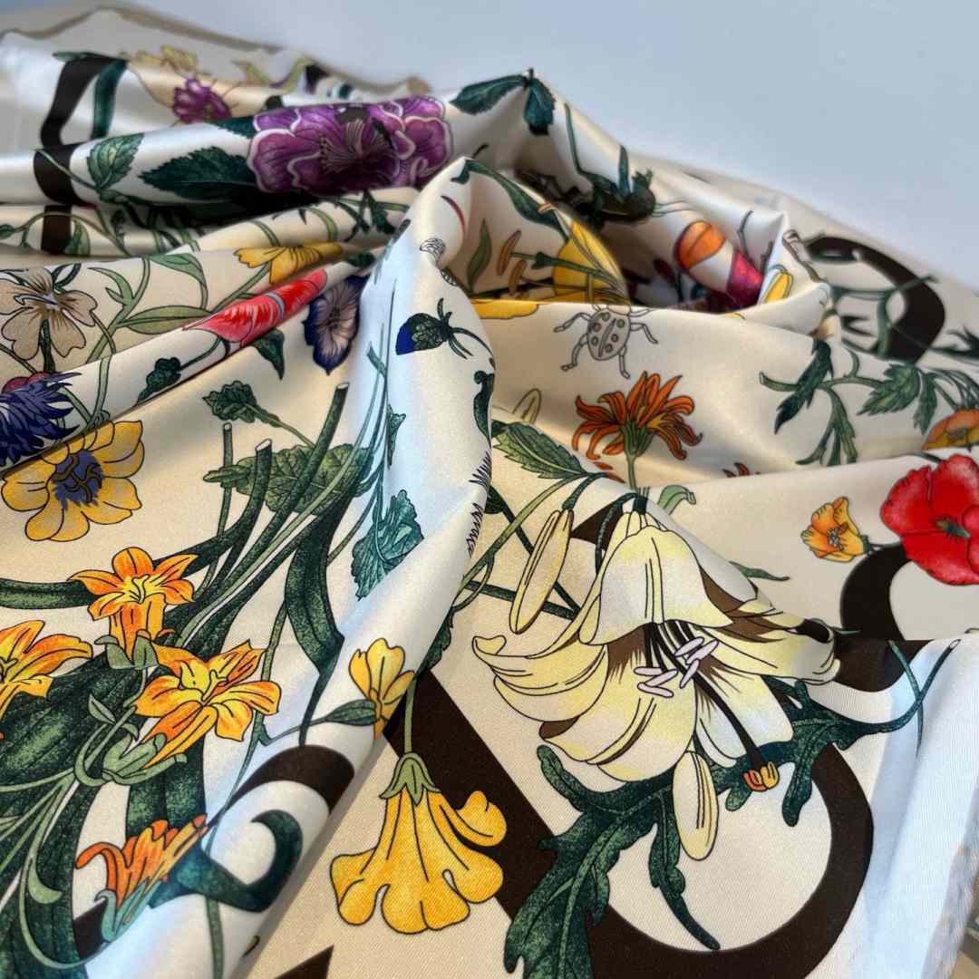 Gucci Floral Print Silk Carré Silk - FashionPlug