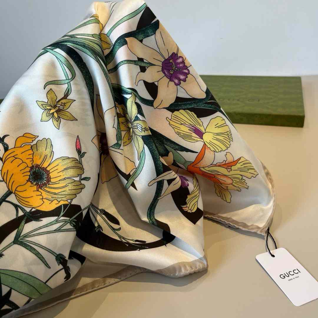 Gucci Floral Print Silk Carré Silk - FashionPlug