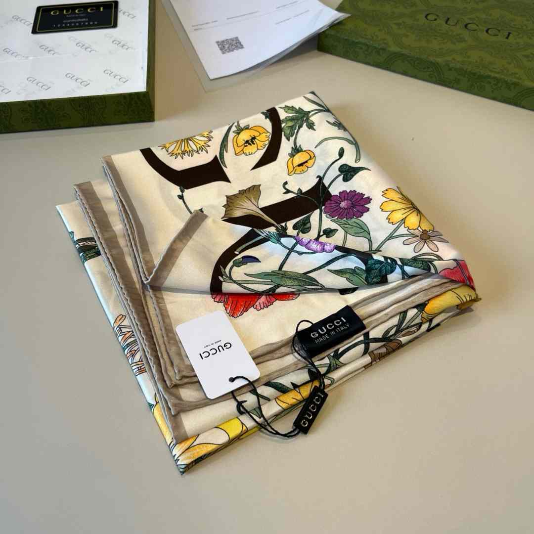 Gucci Floral Print Silk Carré Silk - FashionPlug