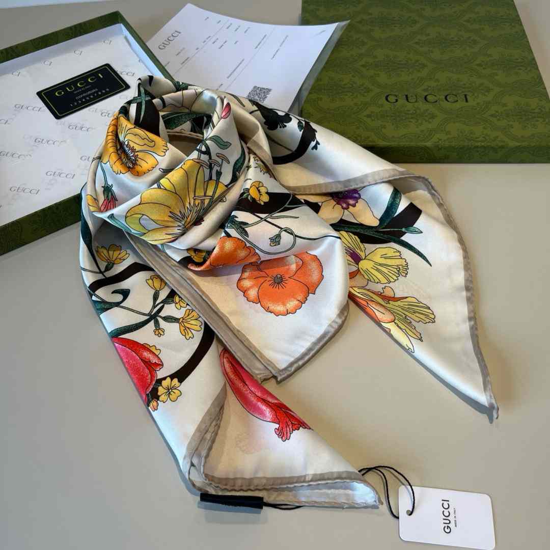 Gucci Floral Print Silk Carré Silk - FashionPlug