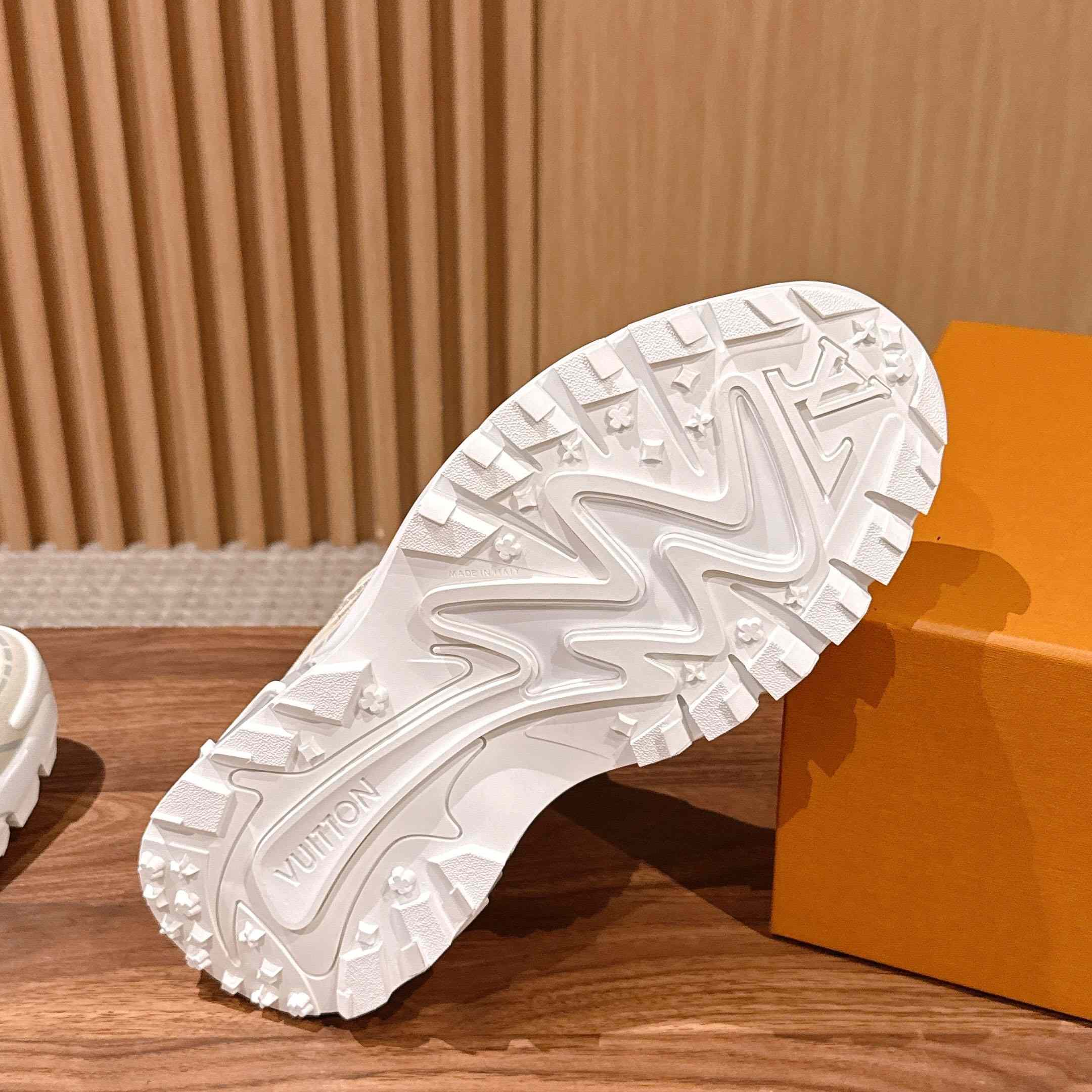 Louis Vuitton LV Tatic Runner Sneaker 1AKC33 - FashionPlug