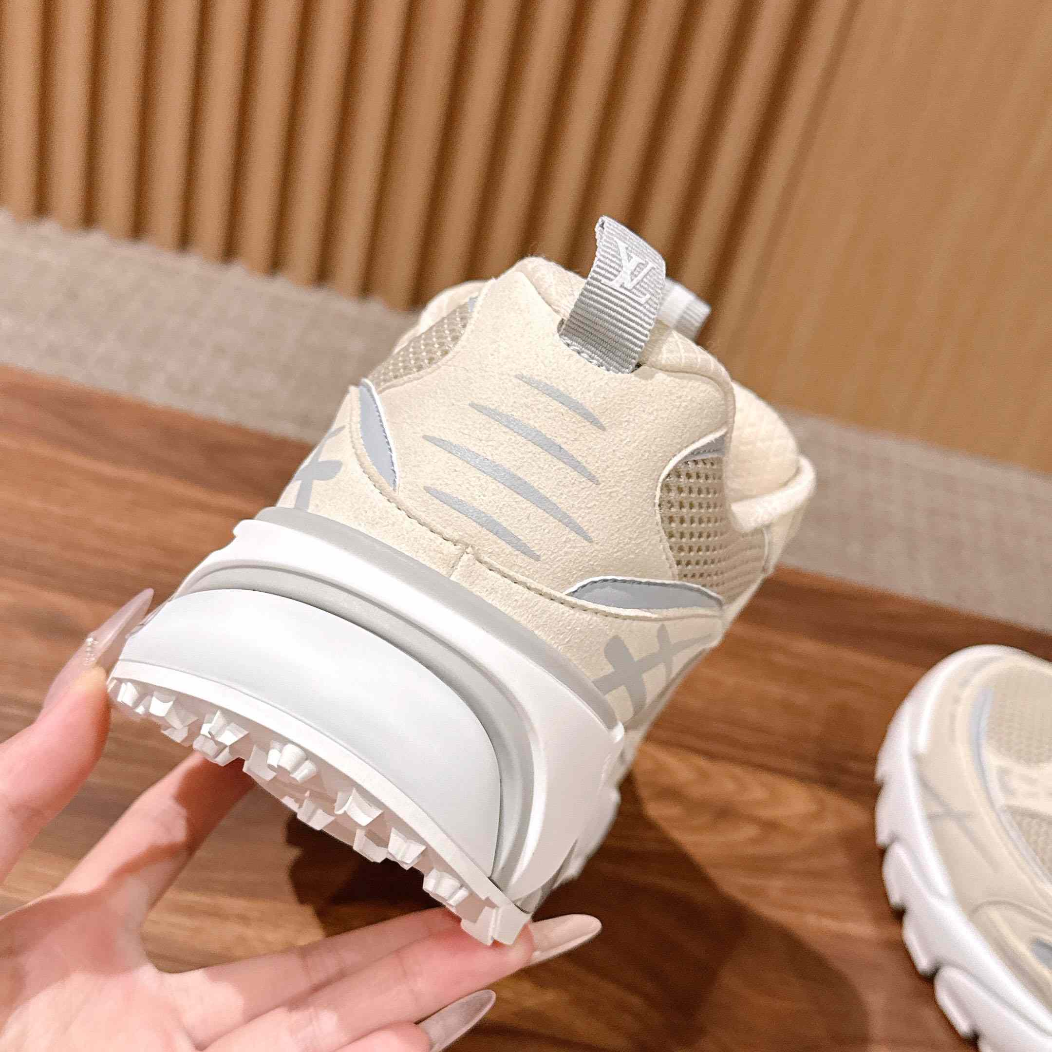Louis Vuitton LV Tatic Runner Sneaker 1AKC33 - FashionPlug