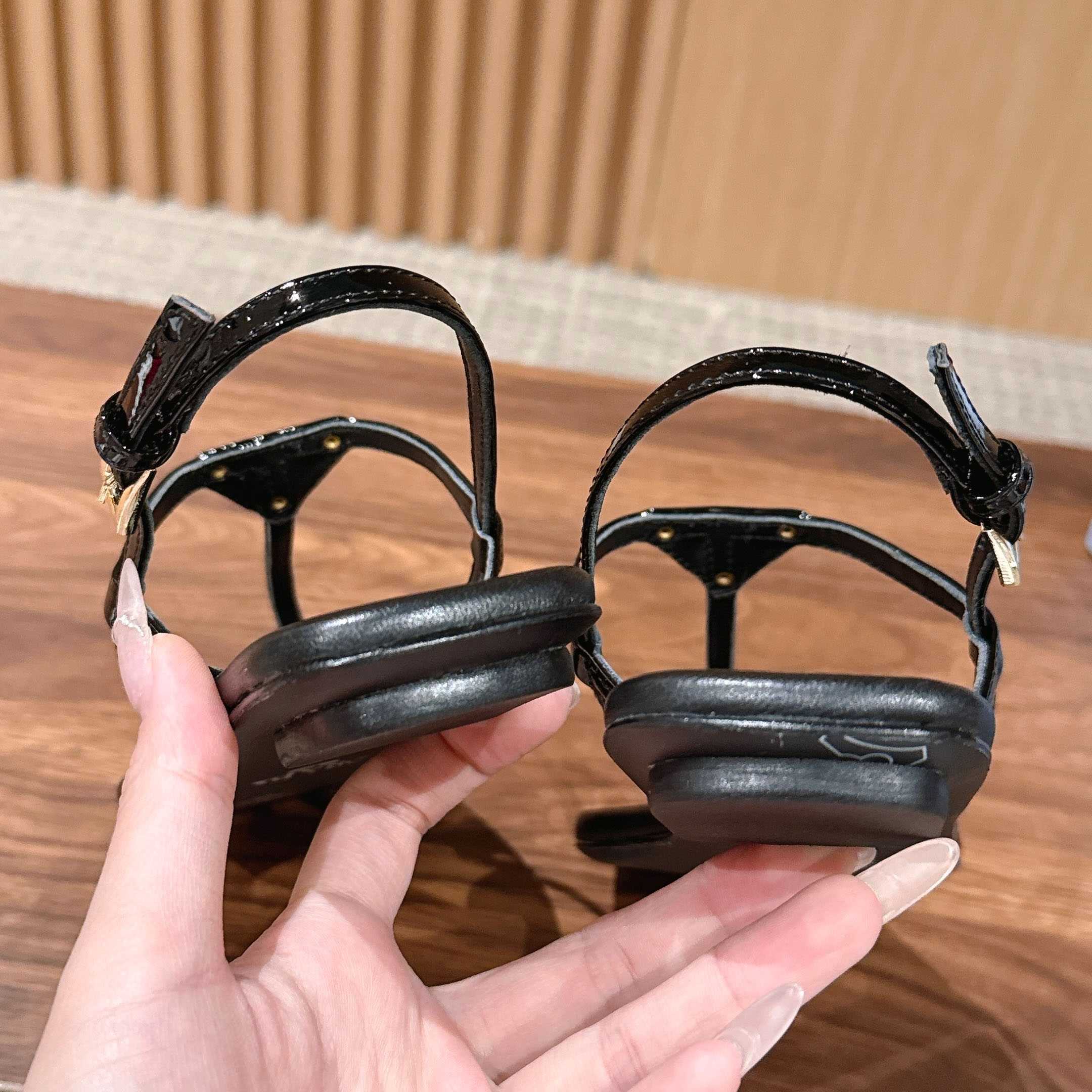 Prada Patent Leather Thong Sandals - FashionPlug