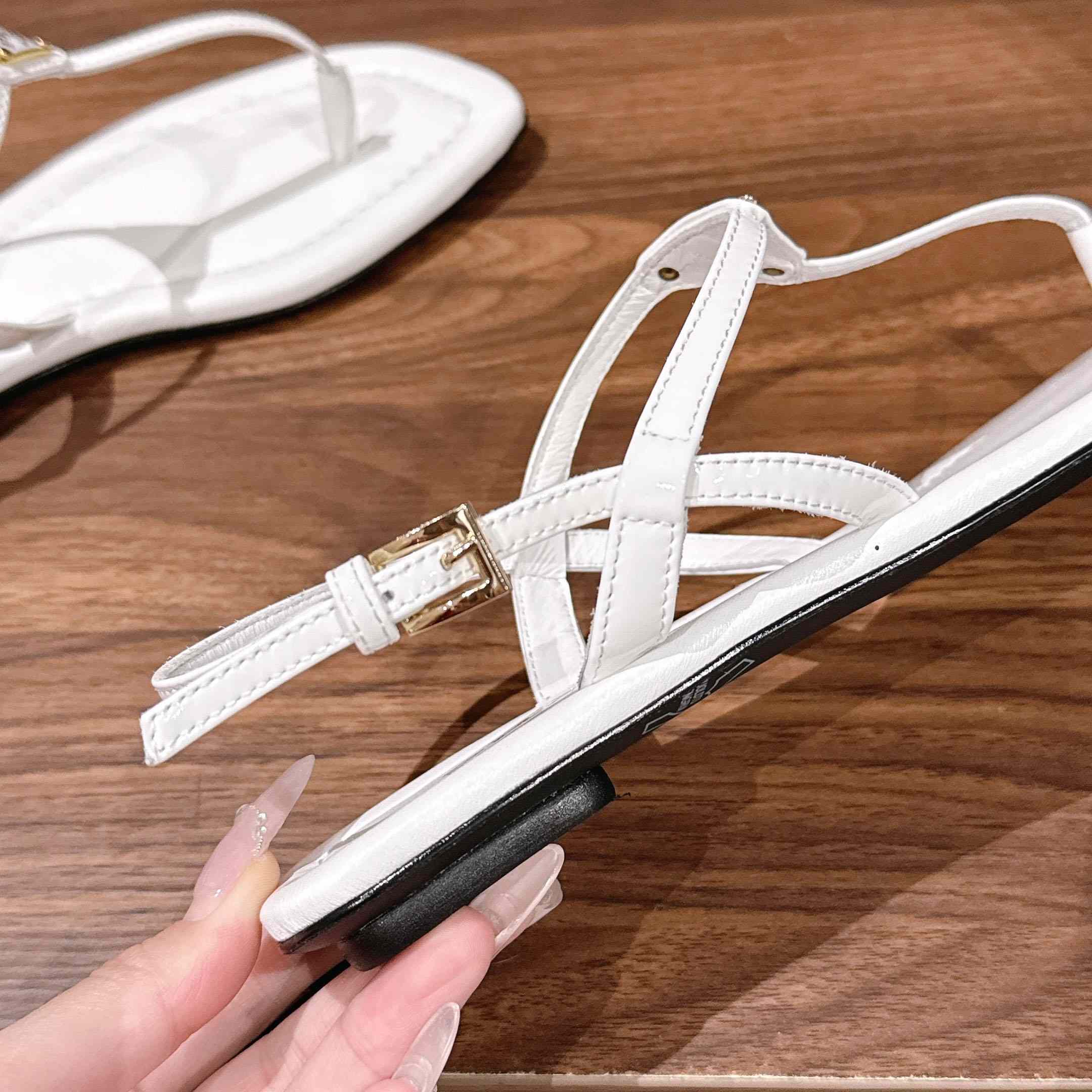 Prada Patent Leather Thong Sandals - FashionPlug