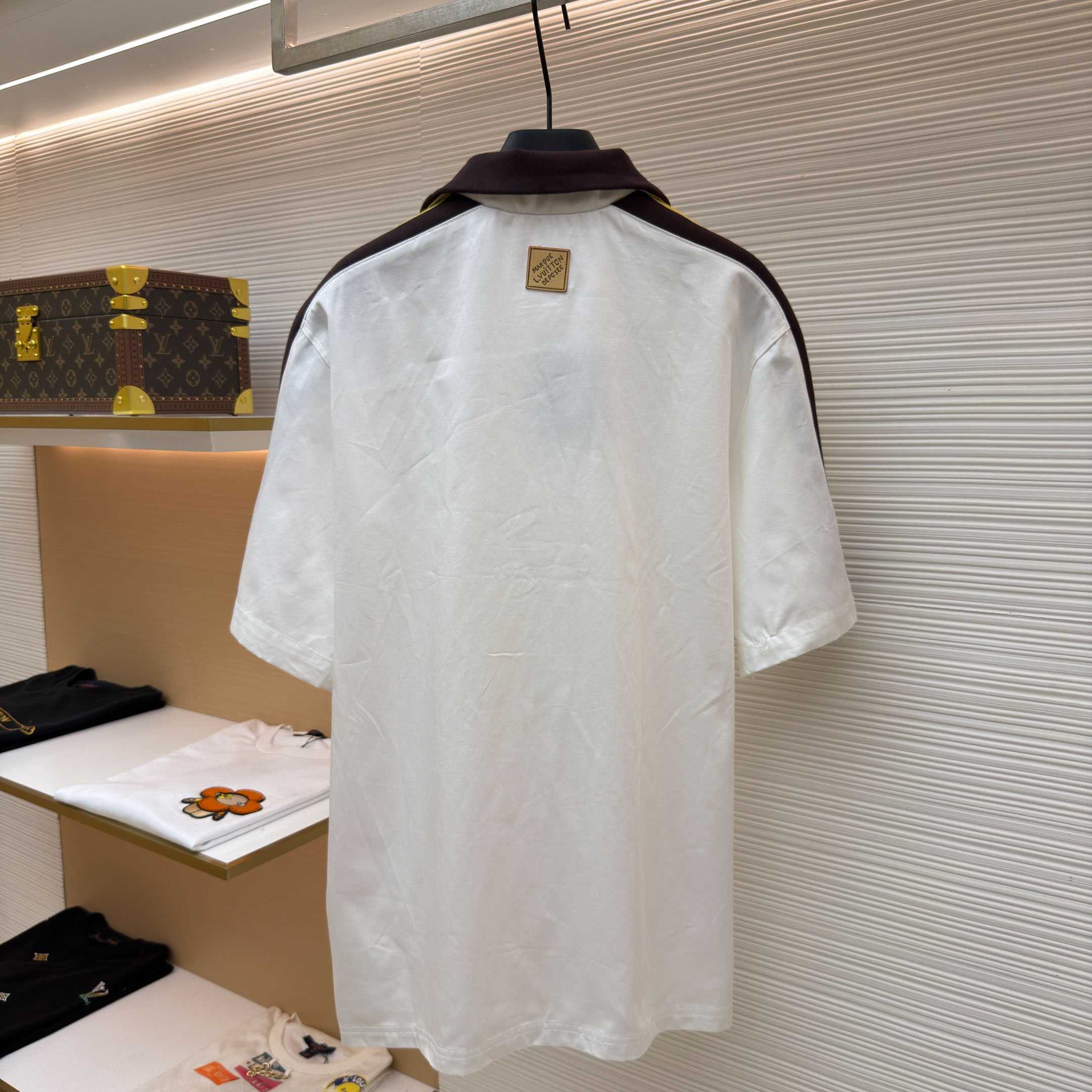 Louis Vuitton Bicolor Warm Up Short-Sleeved Shirt 1AJRET - FashionPlug