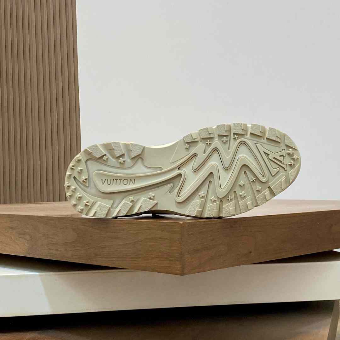 Louis Vuitton  Runner Tatic Sneaker 1AINUL - FashionPlug