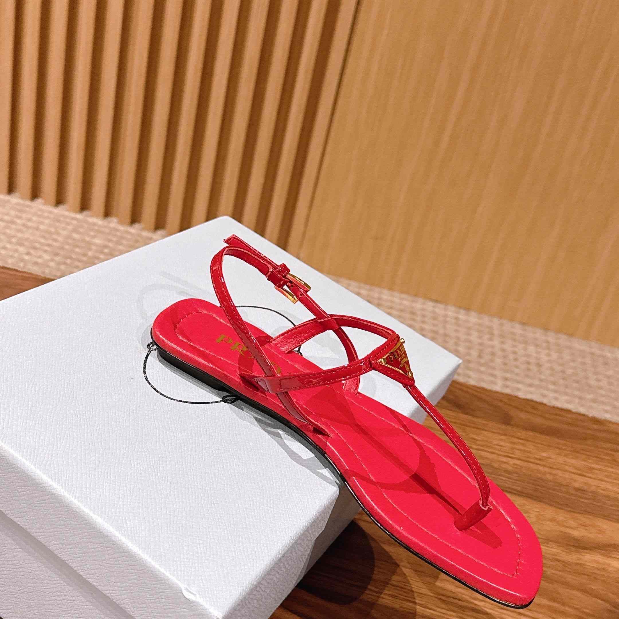 Prada Patent Leather Thong Sandals - FashionPlug