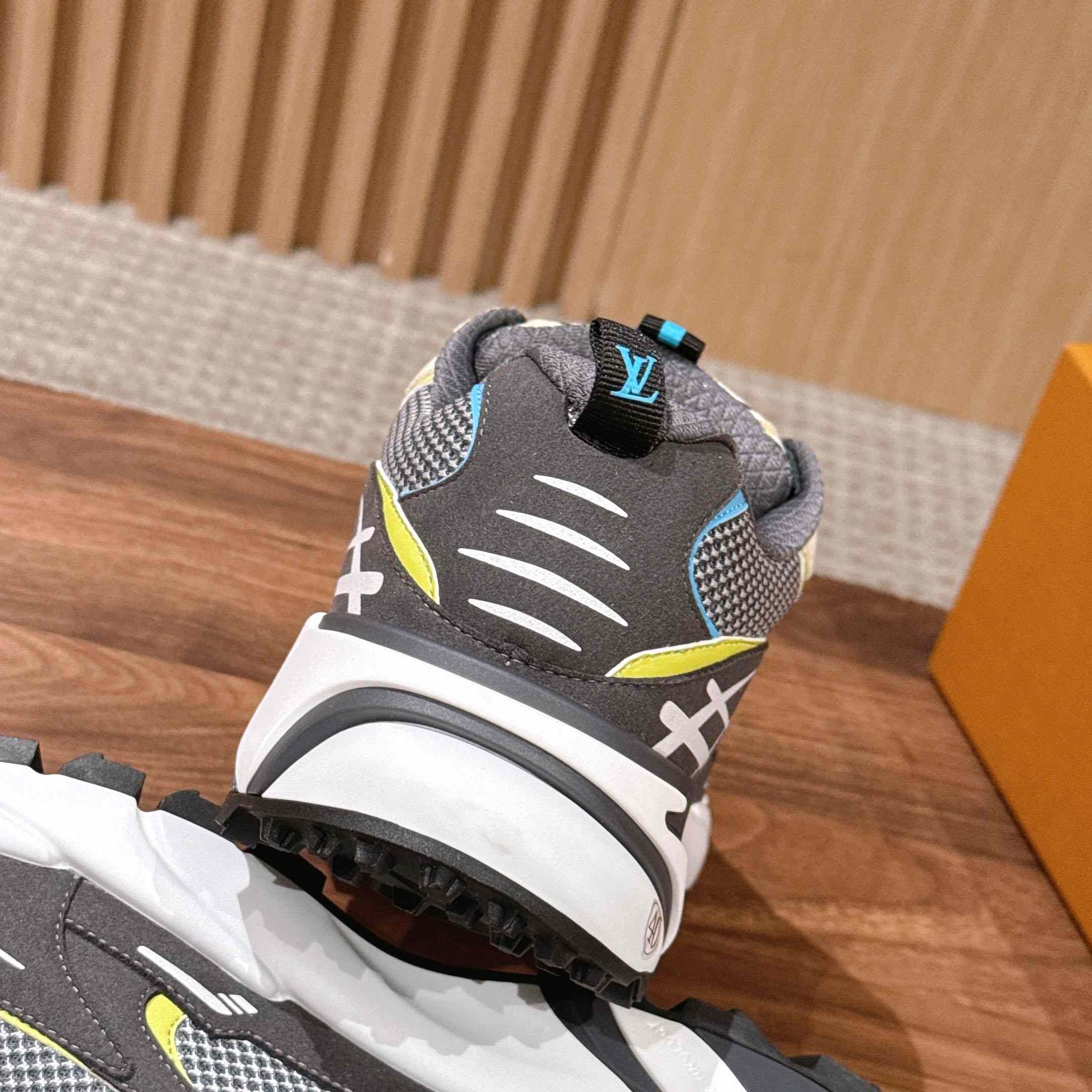Louis Vuitton LV Tatic Runner Sneaker 1AKC43 - FashionPlug