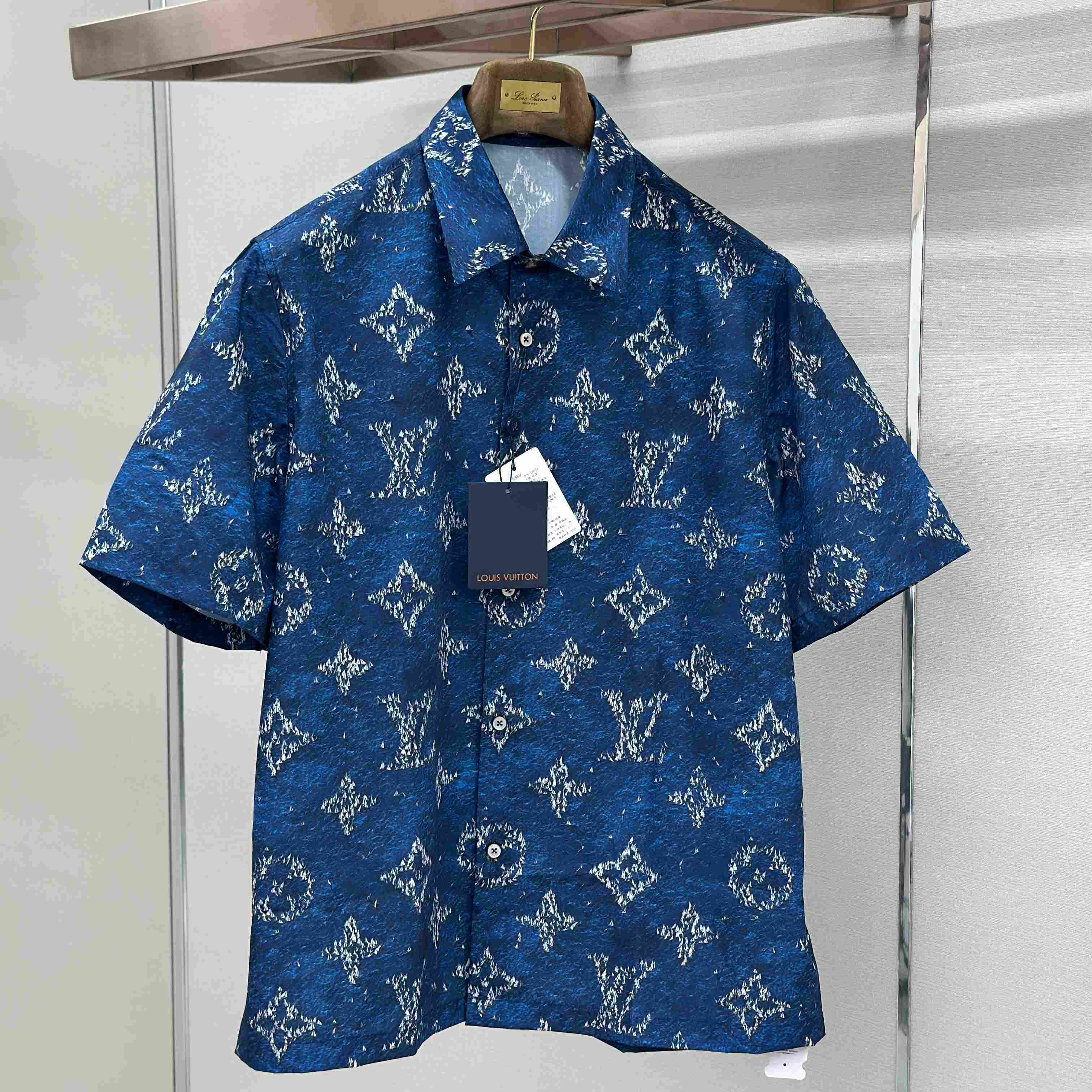Louis Vuitton Printed Monogram Short-Sleeved Shirt   1AHVTY - FashionPlug