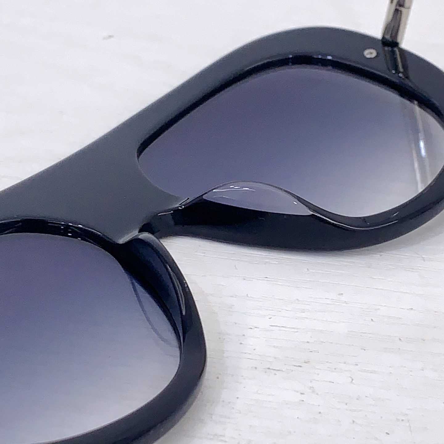 Loewe LW40186I Sunglasses  - FashionPlug