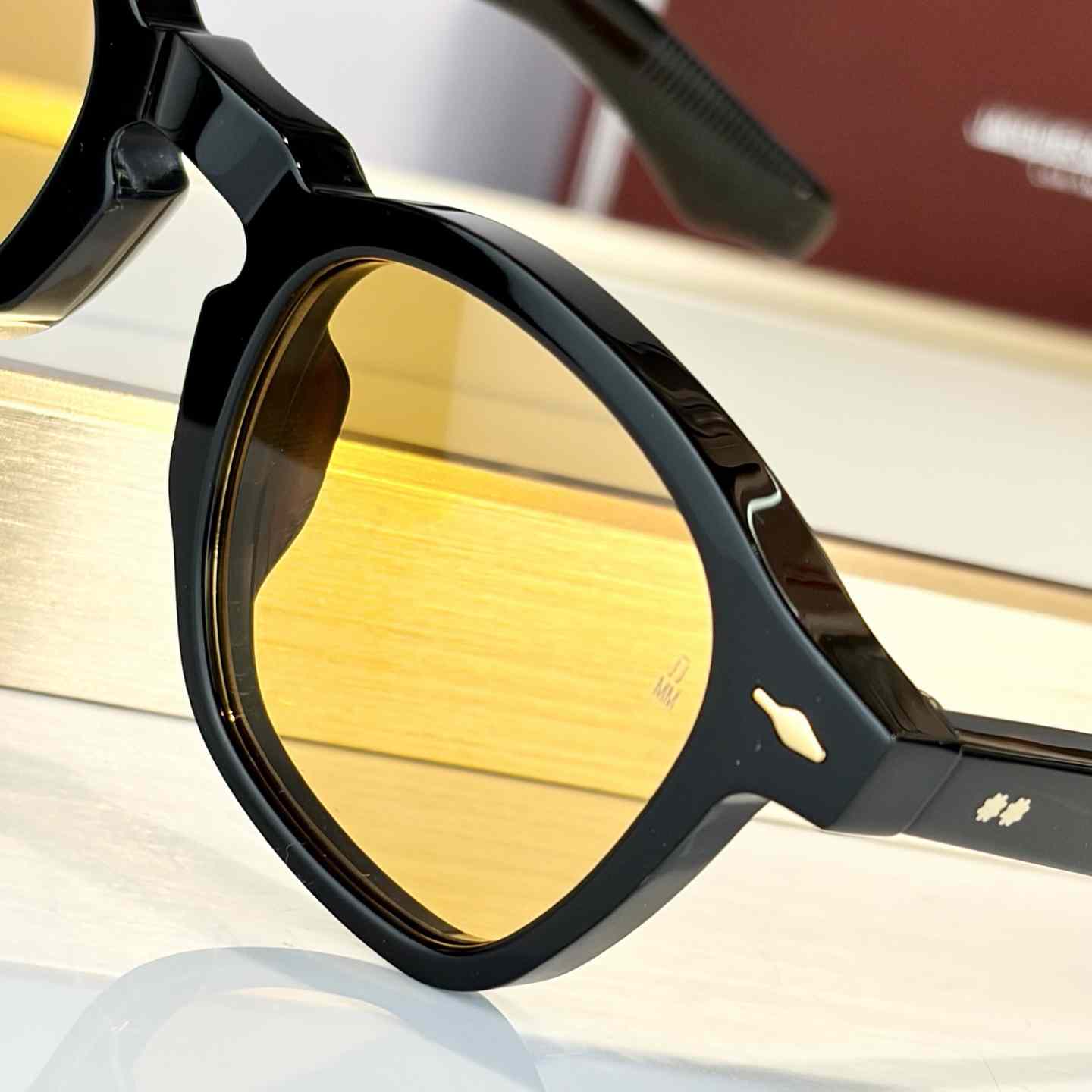 Jacquemus Zephirin Sunglasses - FashionPlug