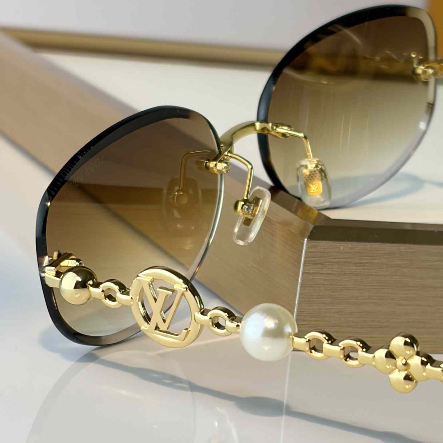 Louis Vuitton Z3166U Sunglasses    - FashionPlug