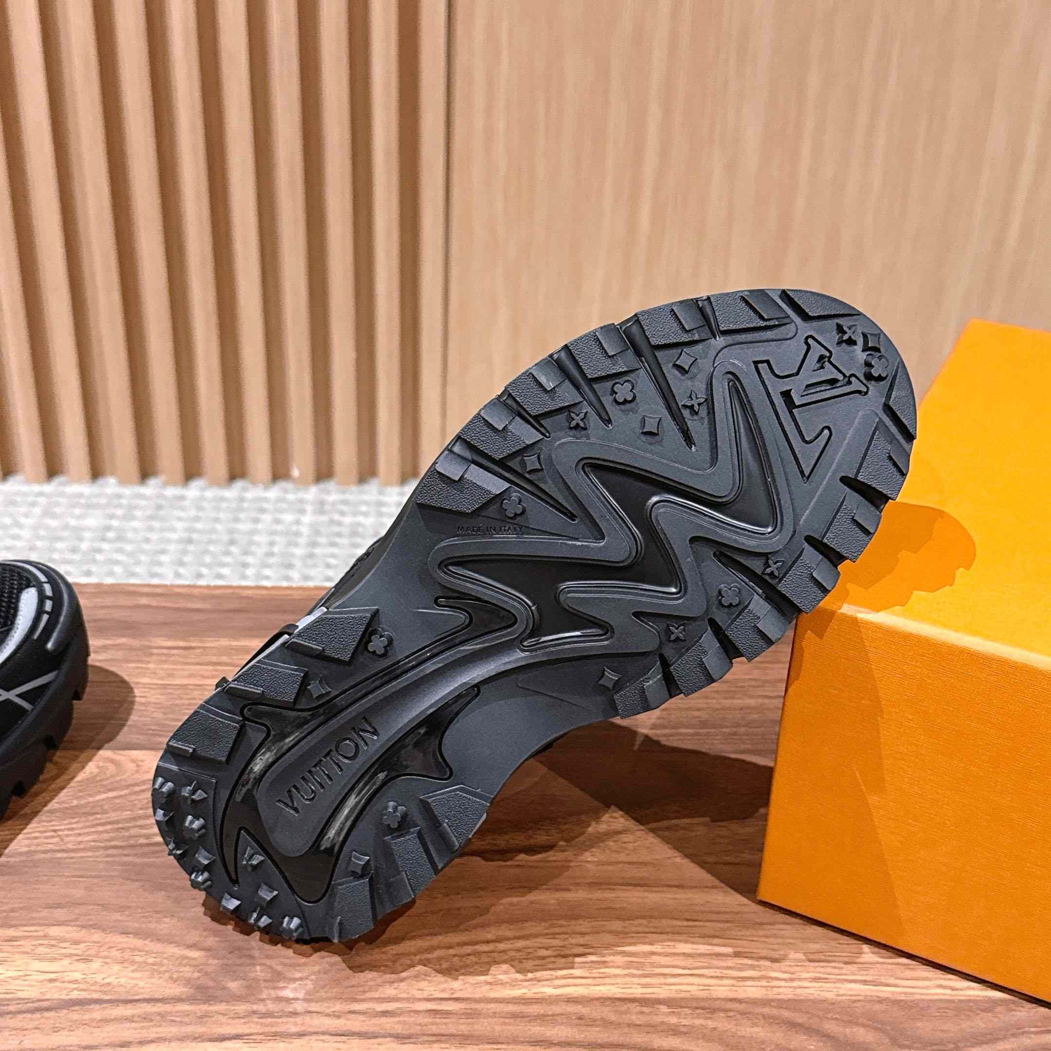 Louis Vuitton LV Tatic Runner Sneaker 1AKC3L - FashionPlug