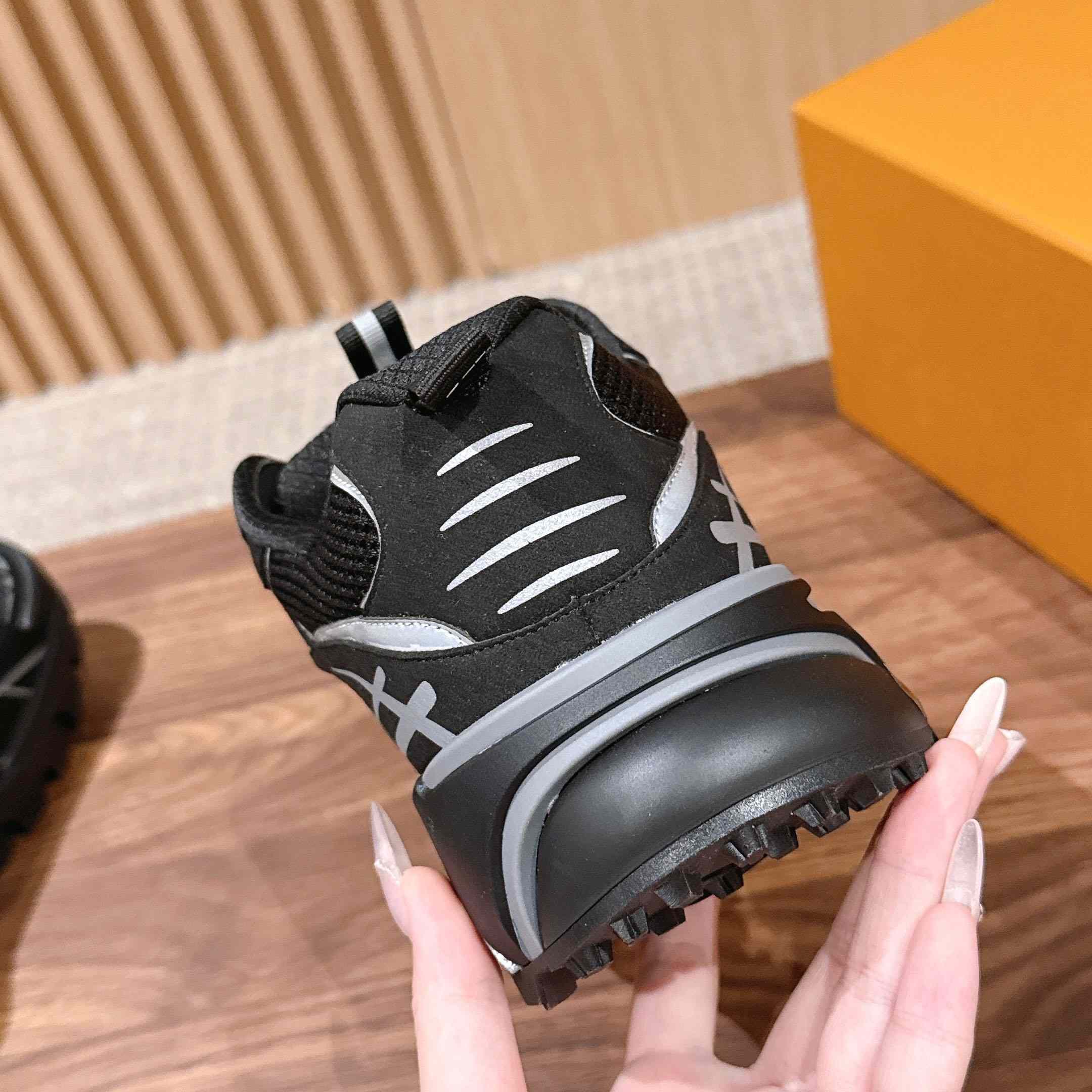 Louis Vuitton LV Tatic Runner Sneaker 1AKC3L - FashionPlug