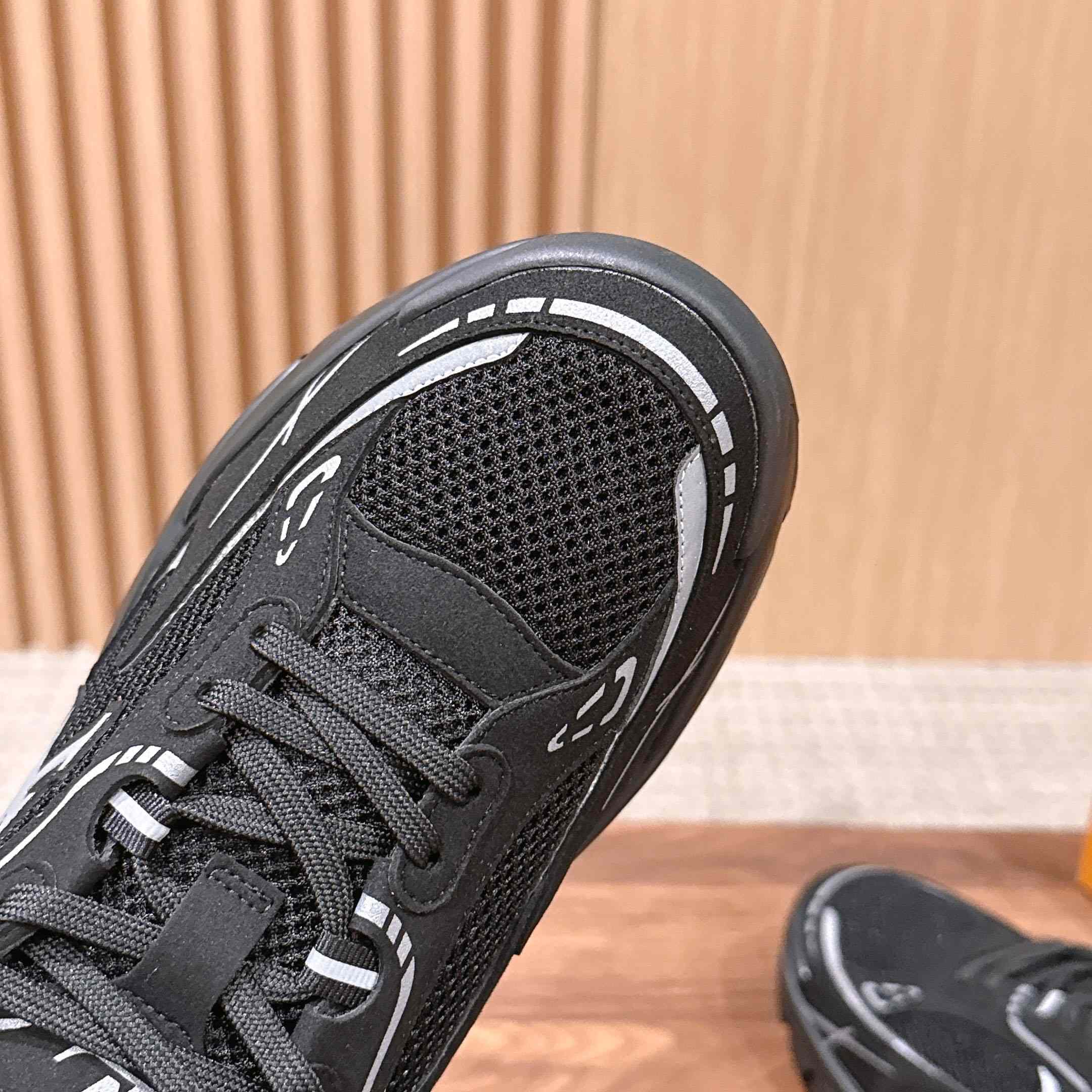 Louis Vuitton LV Tatic Runner Sneaker 1AKC3L - FashionPlug